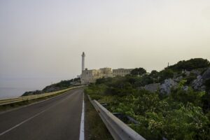 costa con vista del faro di santa maria di leuca